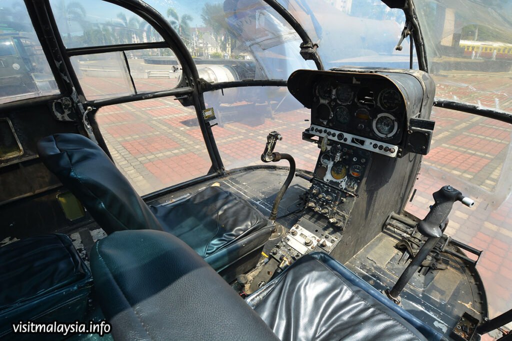 army-museum-cockpit